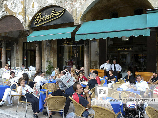Straßencafe  Restaurant auf der Piazza Erbe  Verona  Venetien  Veneto  Italien  Europa