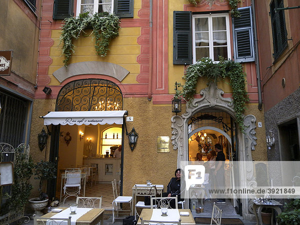 Cafe in a courtyard  historic town  Santa Margherita Ligure  Riviera  Liguria  Italy  Europe