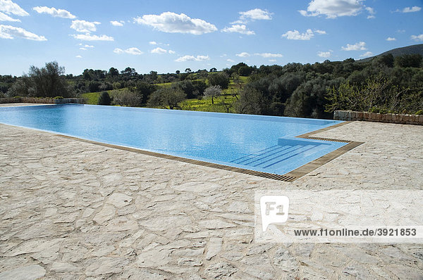 Swimmingpool in grüner Landschaft  Finca Son Mas bei Porto Cristo  Mallorca  Balearen  Spanien  Europa