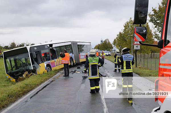 Fatal traffic accident  C-Class driver collided together with a bus on the L 1202 road between Steckfeld and Moehrungen  Stuttgart  Baden-Wuerttemberg  Germany  Europe