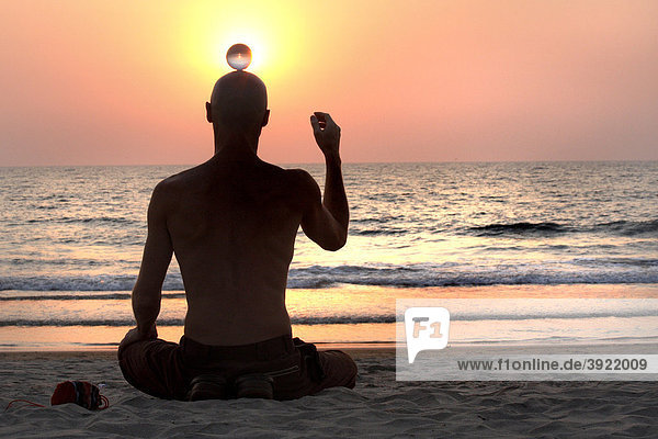 Contactball  Meditation am Strand  Arambol  Goa  Indien  Südasien