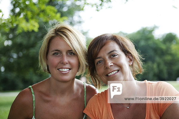 Zwei reife Frauen lächeln  Freundschaft  direkter Blick