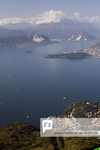 Schöne Aussicht auf den Lago Maggiore und die Alpen vom Sasso del Ferro Berg  Laveno  Varese  Italien  Europa