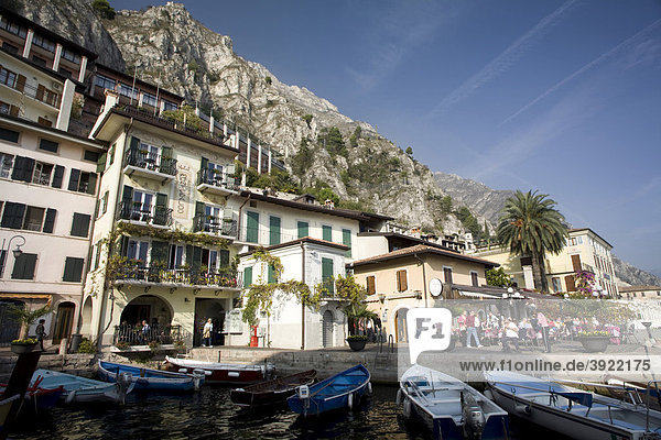 Limone sul Garda  Hafen am See mit Booten  Touristenhotels und Restaurants in der Bucht  Gardasee  Italien  Europa