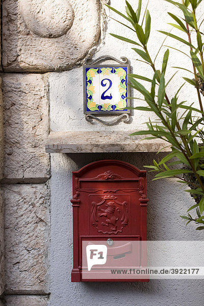 Hausnummer 2 mit Zitronen und Mailbox  Limone sul Garda  Italien  Europa