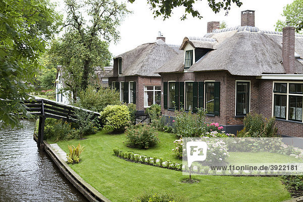 Traditionelles niederländisches Haus mit Garten neben dem Kanal  Giethoorn  Flevoland  Niederlande  Europa