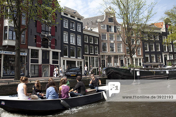 Menschen in einem Boot auf einem Kanal  Amsterdam  Holland  Niederlande  Europa