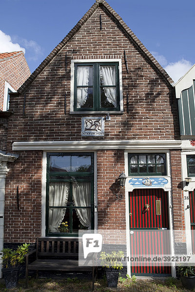 Fassade eines kleinen Hauses  Edam  Holland  Niederlande  Europa