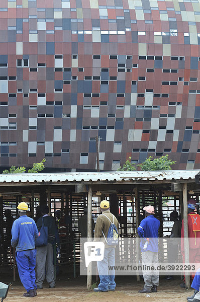 FIFA Weltmeisterschaft 2010  junge Männer suchen auf der Baustelle des Soccer City Stadium im Stadtteil Soweto nach Arbeit  Johannesburg  Südafrika  Afrika