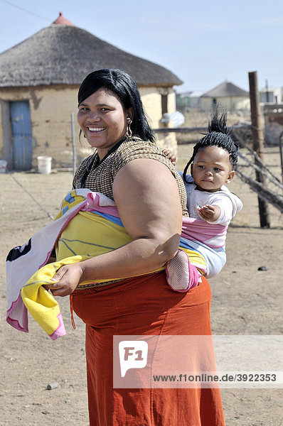 Portrait einer Mutter  südafrikanische Coloured  mit Kind im Tragetuch auf dem Rücken  Lady Frere  Eastern Cape  Südafrika  Afrika