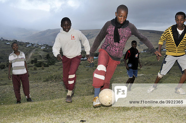 Fußball-Projekt mit Jugendlichen  Cata-Village im ehemaligen Homeland Ciskei  Eastern Cape  Südafrika  Afrika