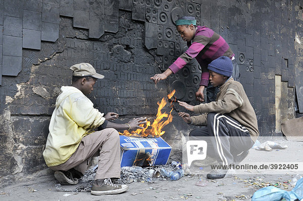 Straßenkinder wärmen sich frühmorgens an einem Feuer  Stadtteil Hillbrow  Johannesburg  Südafrika  Afrika