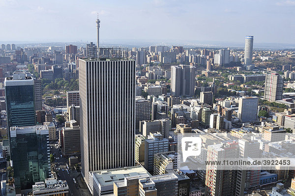 Blick über Johannesburg von der Terrasse des Carlton Centre  mit 220m Höhe höchster Wolkenkratzer Afrikas  Johannesburg  Südafrika  Afrika