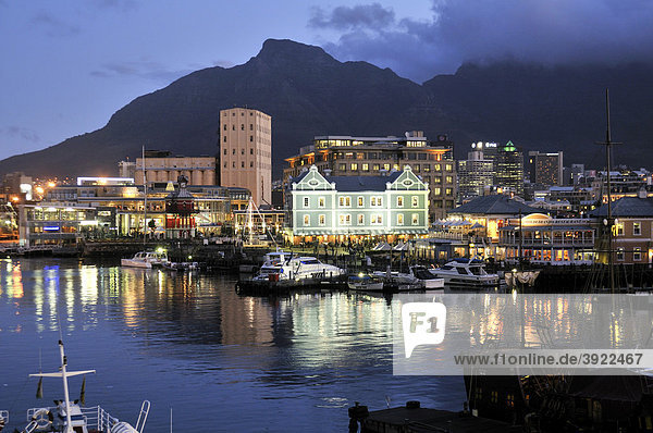 Blick auf die Waterkant bei Nacht  V & A Waterfront  Kapstadt  Südafrika  Afrika
