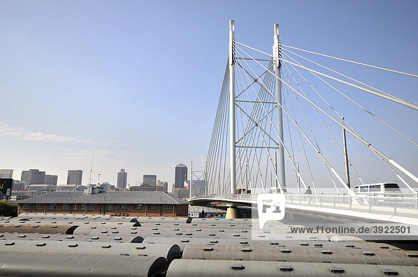 Brücke Nelson Mandela Bridge über einem Bahnhof  Johannesburg  Südafrika  Afrika