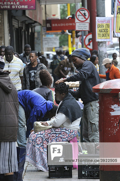 Informeller Sektor  Friseur auf der Straße im Zentrum von Johannesburg  Südafrika  Afrika
