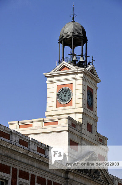 Uhrturm der Hauptpost von Madrid  Casa de Correos  an der Puerta de Sol  Madrid  Spanien  Iberische Halbinsel  Europa