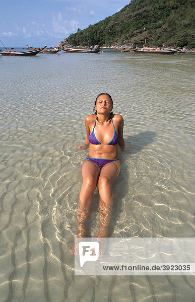 Junge Frau im kristallklaren Wasser der Bucht von Tong Nai Pan  Insel Koh Pha Ngan  Thailand  Asien
