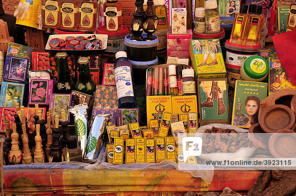 Verkaufsstand mit orientalischen Ölen und Gewürzen im Suq  Markt  in der Altstadt von Marrakesch  Marokko  Afrika