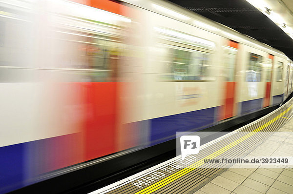 U-Bahn  Underground  bei der Einfahrt in die Station Monument  London  England  Großbritannien  Vereinigtes Königreich  Europa