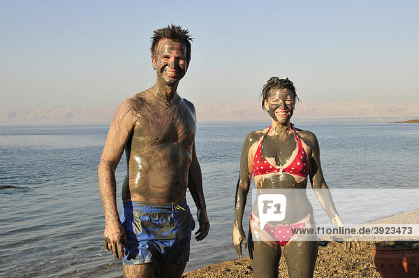 Mit salzhaltigem Schlick aus dem Toten Meer beschmierte Touristen  bei Suwaymah  Jordanien  Naher Osten  Orient