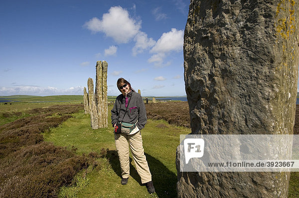 Touristin in neolithischer Kultstätte  Ring of Brodgar  Stromness  Orkney Inseln  Schottland  Großbritannien  Europa