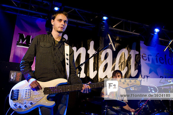 Roman Albisser  Bassist der Schweizer Band Intact live im Club Knascht  Luzern  Schweiz