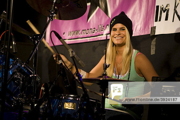 Jessica Ott  Schlagzeugerin der Schweizer Frauenband Red Chicks live im Club Knascht  Luzern  Schweiz