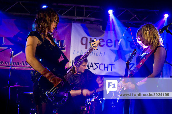 Muriel Rhyner  Sängerin  Bassistin  und Isabella Eder  Gitarristin der Schweizer Band The Delilahs live im Club Knascht  Luzern  Schweiz