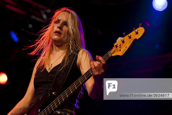 Ida Evileye  Bassistin der schwedischen und rein weiblichen Heavy-Metal-Band Crucified Barbara live im im Transilvania in Erstfeld  Uri  Schweiz