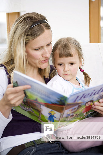 Mutter und Tochter beim Lesen