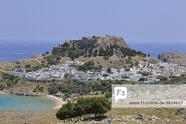 Blick zur Stadt mit Burgberg der Johanniter und Akropolis  Lindos  Rhodos  Griechenland  Europa