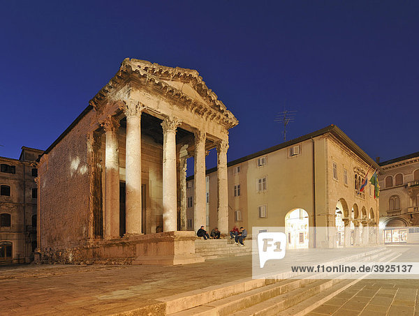 Nachtaufnahme des Tempels der Roma und des Augustus und des Rathauses in Pula  Kroatien  Europa