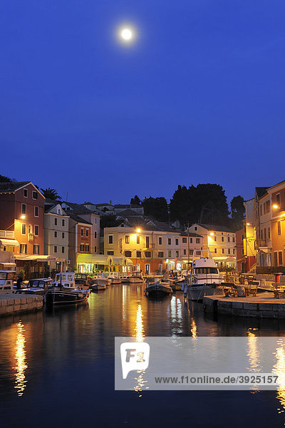 Hafen bei Nacht in Veli Losinj  Kroatien  Europa