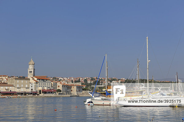 Blick über den Hafen auf die Stadt Krk  Kroatien  Europa