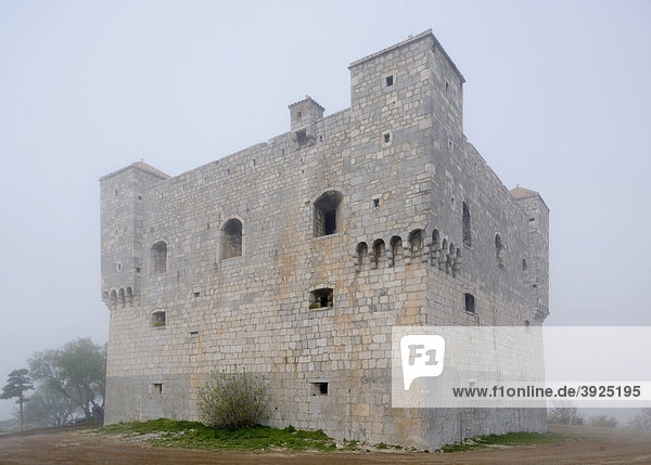 Burg Nehaj im Nebel  Senj  Kroatien  Europa