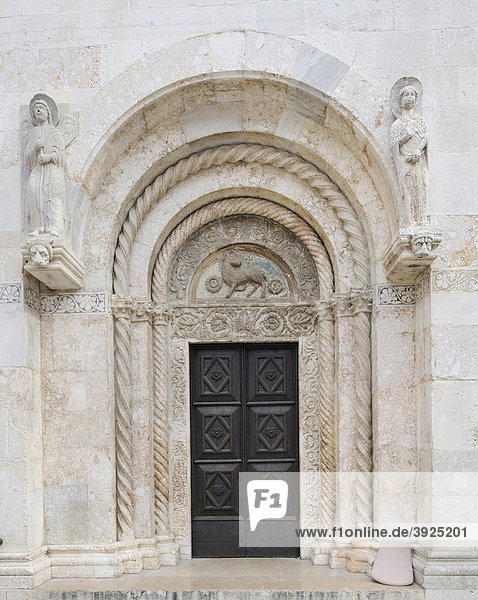 Seitenportal an der Westfassade der Kathedrale von Zadar  Kroatien  Europa