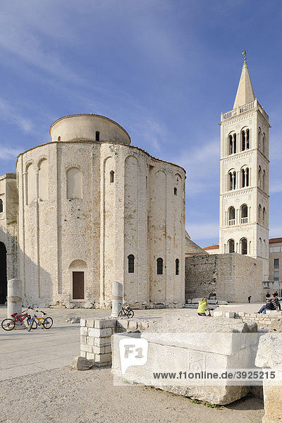 Römisches Forum mit Kirche Sveti Donat und Kampanile der Kathedrale in Zadar  Kroatien  Europa