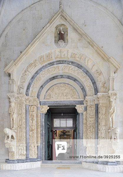Romanisches Portal der Kathedrale Sveti Lovro in Trogir  Kroatien  Europa