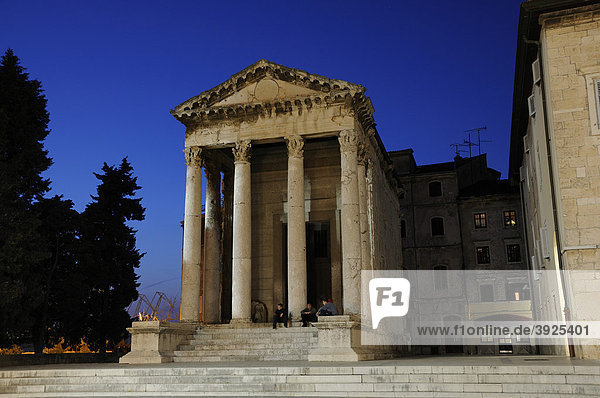 Nachtaufnahme des Tempels der Roma und des Augustus in Pula  Kroatien  Europa