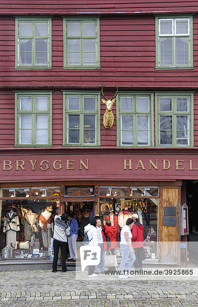 Geschäft im Hafenviertel Bryggen Bergen Norwegen Skandinavien Nordeuropa