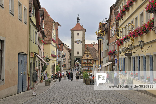 Untere Schmiedgasse mit Blick auf Siebersturm  Rothenburg ob der Tauber  Bayern  Deutschland  Europa