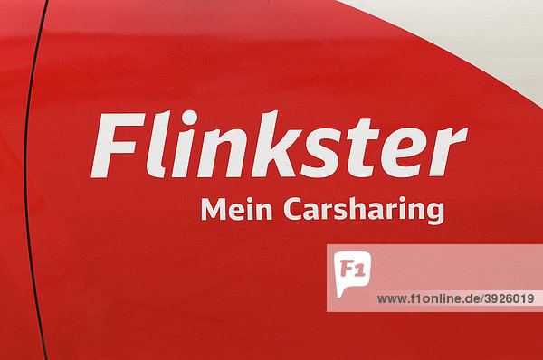 Logo Flinkster Mein Carsharing auf Autotür organisierte gemeinschaftliche Nutzung von Kraftfahrzeugen Angebot der Deutschen Bahn AG