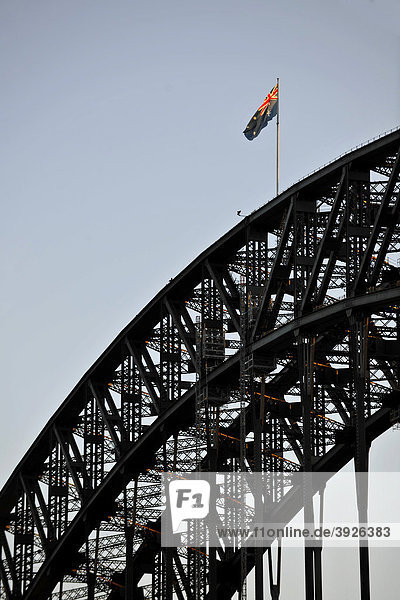 Australische Flagge auf Sydney Harbour Bridge  Sydney  New South Wales  Australien
