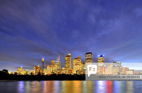 Sydney Skyline  TV Tower  Central Business District  Nachtaufnahme  Sydney  New South Wales  Australien