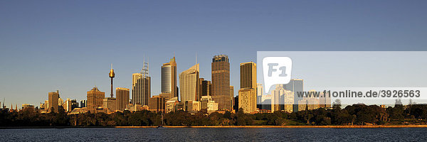 Panoramaaufnahme Sydney Skyline bei Sonnenaufgang  TV Tower  Central Business District  Sydney  New South Wales  Australien