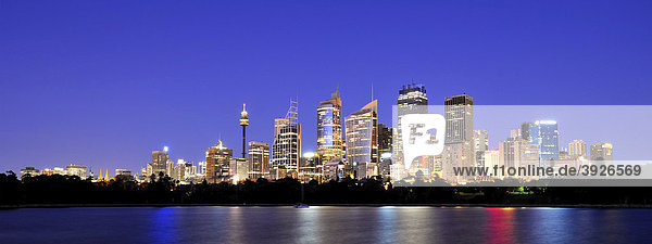 Panoramaaufnahme Sydney Skyline vor Sonnenaufgang  TV Tower  Central Business District  Nachtaufnahme  Sydney  New South Wales  Australien