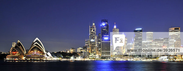 Panoramaaufnahme Blick auf Sydney Cove  Sydney Opera House  Opernhaus  Circular Quay  Hafen  Sydney Skyline  Central Business District  Nachtaufnahme  Sydney  New South Wales  Australien