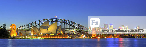 Panoramaaufnahme Sydney Opera House  Opernhaus  Sydney Harbour Bridge  Kirribilli  Nachtaufnahme  Sydney  New South Wales  Australien