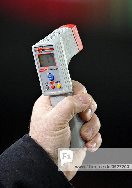 Handheld-pyrometer  or infrared-thermometer for non-contact measurement of surface temperature
